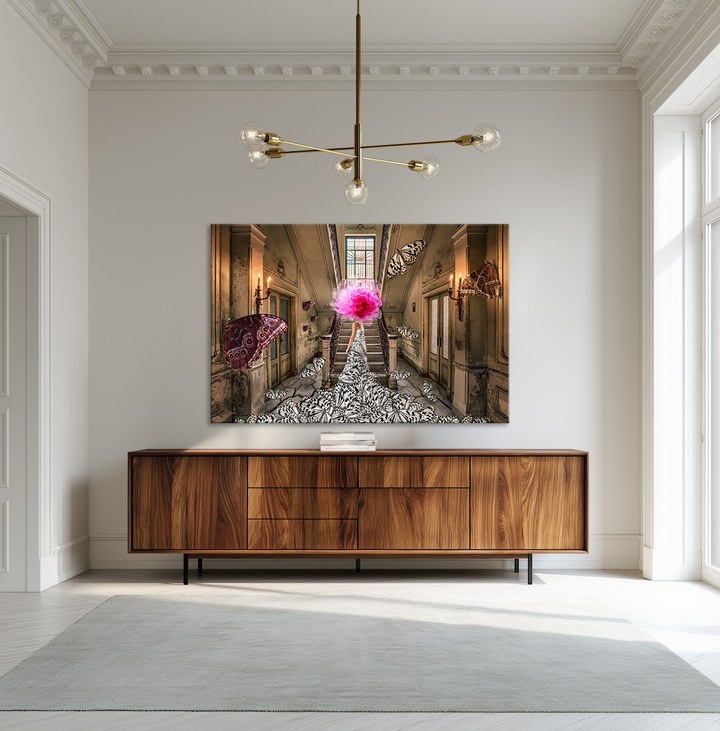 Werk „Mingle“ über einem Sideboard in einem hellen Altbau-Wohnraum – Editionsbeispiel